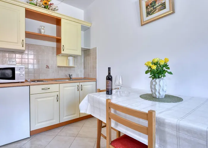 With Terrace * 로비니